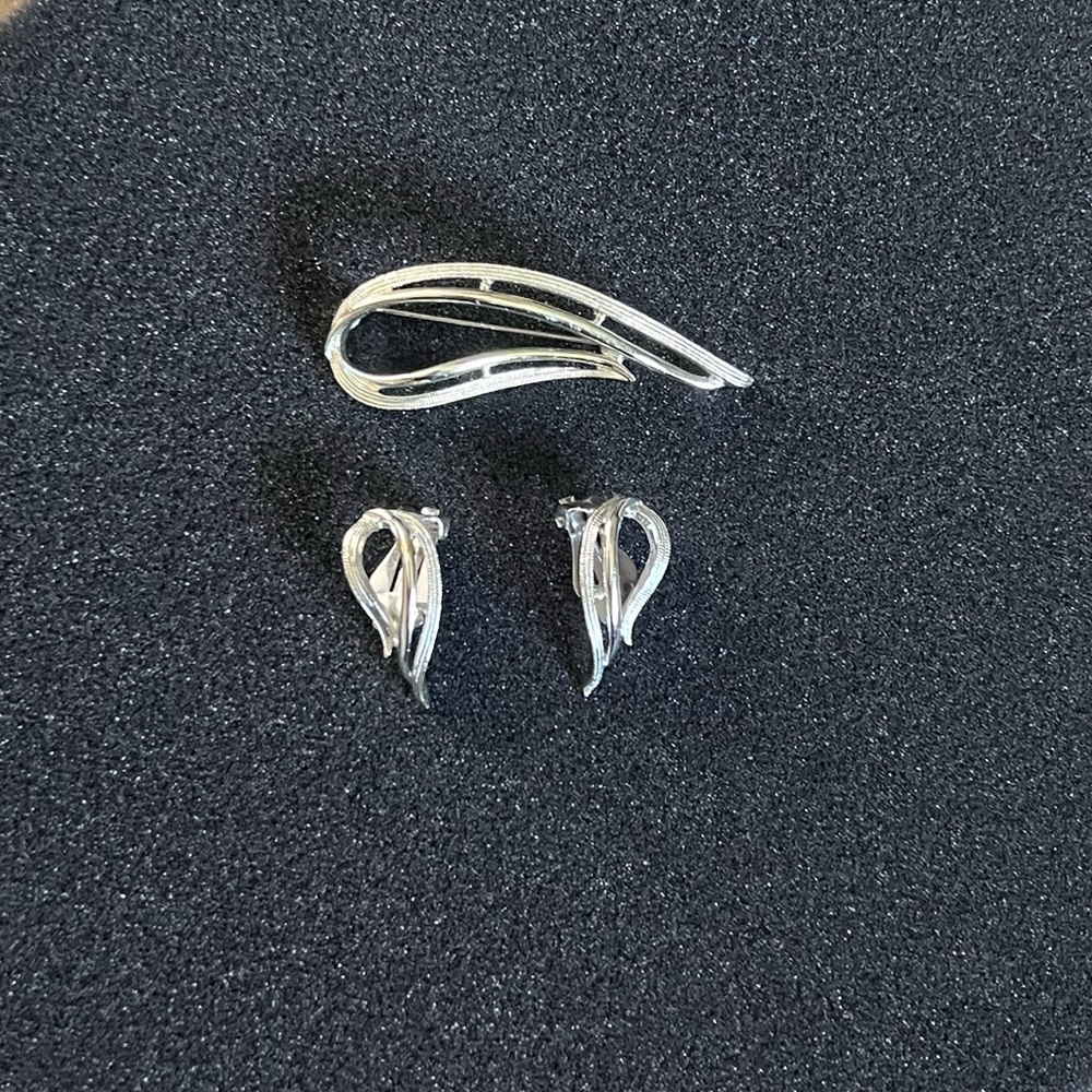 Vintage Sarah Coventry Brooch & Earrings Set